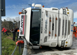 Camion si ribalta all'ingresso dell'autostrada A4 Torino-Milano (VIDEO)