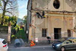 Crolla il tetto della chiesa: chiuso il traffico sulla strada per Aosta