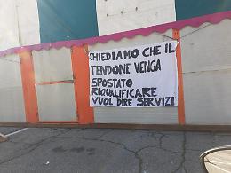 I residenti contro il "tendone da circo" montato in periferia: "Spostatelo, vogliamo servizi!"