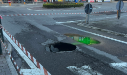 Si apre una voragine in mezzo alla strada: traffico paralizzato in città