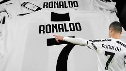 Magliette di CR7 mai vendute, imprenditore accusa il fratello di Ronaldo: "Truffato per 650 mila euro"