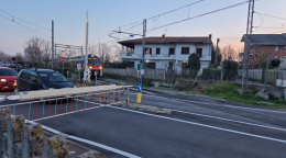Il treno si blocca al passaggio a livello, riparte dopo solo l'arrivo dei Carabinieri 