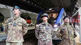 Il treno per Settimo è troppo affollato e si ferma: intervengono polizia ed esercito per far scendere i passeggeri