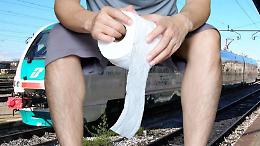 "Attenzione: il treno deve fermarsi per permettere ad un passeggero di andare in bagno", l'incredibile messaggio sulla Canavesana