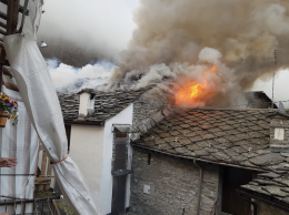 Il tetto della casa va a fuoco e l'abitazione viene completamente distrutta (FOTO)