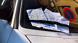 "Vergogna!" Anziano disabile multato: aveva il pass, ma l'ausiliario non ci ha creduto.