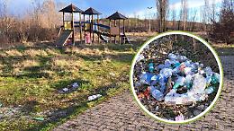 I bambini giocano tra vetri e rifiuti: i residenti gridano all'abbandono!