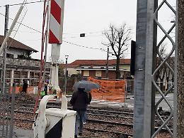 Il passaggio a livello è chiuso ma i pendolari spostano le transenne e attraversano i binari a piedi