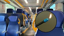 Attimi di paura sul treno: dà di matto nella carrozza e minaccia i passeggeri con un grosso accendigas 