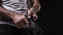 Incredibile ritrovamento a casa di un 60enne: una Beretta e un arsenale di munizioni
