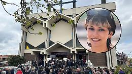 Palloncini bianchi e tutti in piedi in chiesa: l'ultimo saluto per Marika Guerra, la 21enne morta lungo i binari 