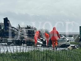 Muoiono carbonizzati a bordo di una Ferrari