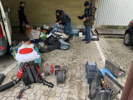 Vestiti e attrezzi da cantiere rubati per 50mila euro. Blitz al campo nomadi abusivo tra Settimo e Torino 