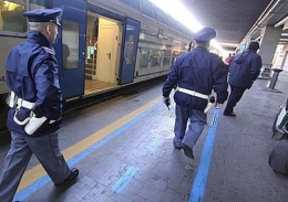 Spaccio in stazione: un 17enne vende droga agli studenti in arrivo lungo i binari della Torino-Ceres