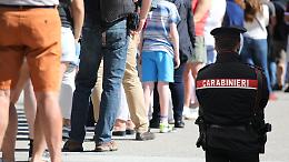 Carabinieri saltano la coda per comprare lo Swatch: "E' stata aggredita una donna incinta"