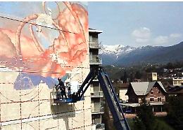Il mistero del murales: quale disegno sta prendendo forma sul condominio di Lanzo?