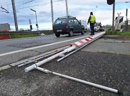 Un'auto finisce contro il passaggio a livello e rompe la sbarra, treni bloccati sulla Canavesana 