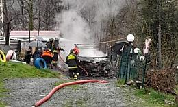 Attimi di paura: esplode la bombola del gas e il camper va a fuoco 
