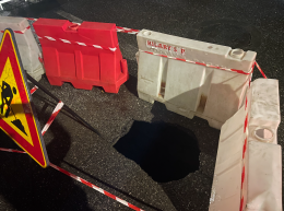 Dopo la pioggia si apre un cratere in strada, traffico bloccato in città