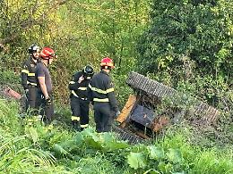 Tragedia nel pomeriggio: si ribalta con il trattore e muore