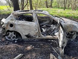 Ritrovata un'altra auto bruciata nel bosco in Canavese