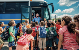 Gita da incubo: bambini lasciati a cuocere al sole dall'autista dell'autobus