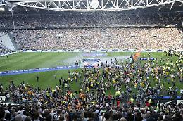 Delirio all'Allianz Stadium per una Juve travolgente e l'invasione di campo dei tifosi