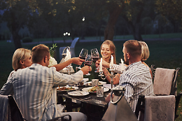 Una cena sotto le stelle: guida per una perfetta tavola all'aperto 