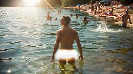 Fa il bagno nudo nel lago e mostra i genitali ai passanti