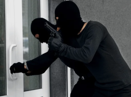 Ladri in azione in Canavese: rubano televisori e rame nell'hotel confiscato alla Mafia