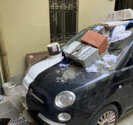 Torna in azione la banda di vandali di Ivrea: contatori e attrezzi da cantiere distrutti e danni alle auto 