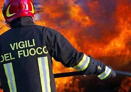 Schianto a Bollengo: motociclista rimane incastrato sotto l'auto che prende fuoco
