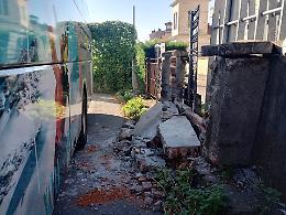Autobus butta giù un muro di cinta. Disastro davanti alla stazione  e il Movicentro è una discarica