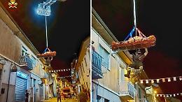 Si sente male in casa: i Vigili del Fuoco fanno scendere la barella giù dal balcone con un'autoscala