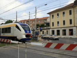 Torino-Ceres, ancora problemi ai passaggi a livello. Le sbarre si abbassano e alzano ma il treno non passa
