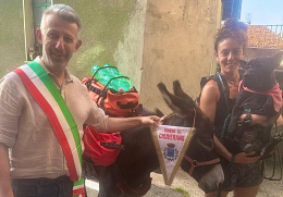 Passa l'asino, il sindaco corre a mettersi la fascia tricolore
