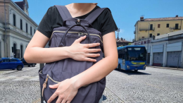 Diciassettenne arrestato per scippo in pieno giorno. Caccia alla collana d'oro!