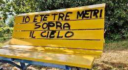 Vandalizzata la panchina gigante in Canavese: caccia ai responsabili