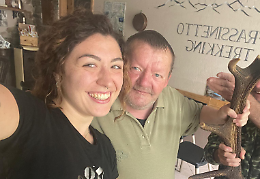 Gli si guasta l'auto, non ha i soldi per comprarne una e il paese gliela regala: che storia in Canavese!