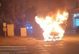 Paura a Settimo Torinese: auto in fiamme in via Leini
