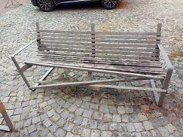 Vandali in azione. Panchine rotte e città fuori controllo. Legno marcio?