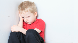 Dona la spesa per la scuola e per aiutare le famiglie bisognose