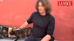Vive per strada, dormendo davanti al Comune con la gatta Sidney: "Ci hanno anche bullizzati" (video)
