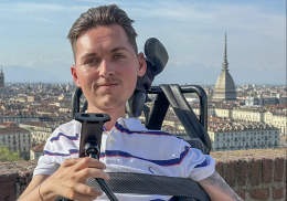 King della 104, l'influencer disabile che rinuncia alla pensione: «Guadagno bene, non mi servono i soldi dello Stato»