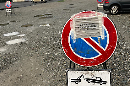 Riapre la scuola e il Comune inizia i lavori nel parcheggio: ma non poteva farlo prima?