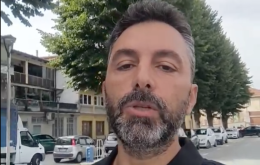 Che guaio! Terminati i lavori, si è ristretta la piazza... (VIDEO)