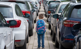 Traffico e caos davanti alle scuole: scattano i divieti a Candia Canavese. Ecco cosa si rischia