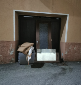 Ancora abbandono di rifiuti in Canavese: lasciano divani e porte di casa di fronte al garage di un cittadino