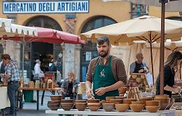 Artigiani, street food e luna park: vivi la magia del mercatino di San Francesco!