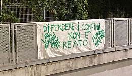 Militanti della Lega espongono striscione e si fotografano con “#iostoconsalvini”